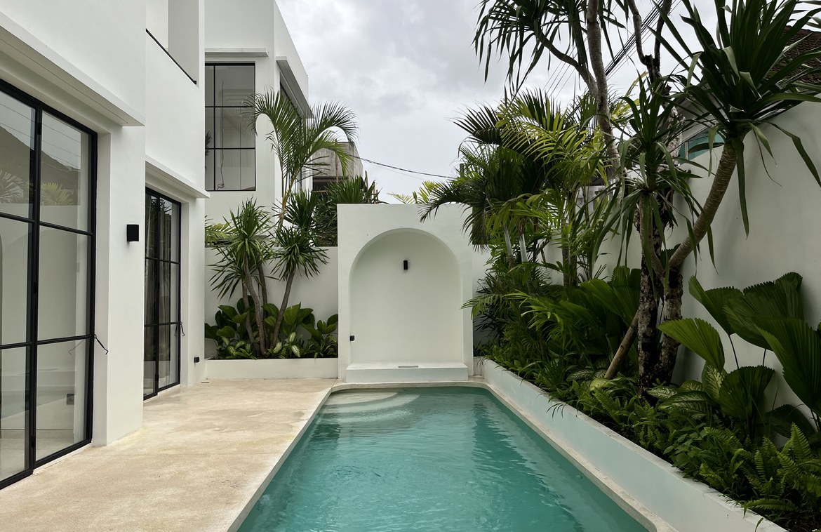 Sleek Modern Living with Serene Poolside near Bumbak. Villas in Bali for Sale: Villa in Kerobokan, Bali for 6,5 Billion IDR. Leasehold. Main Photo