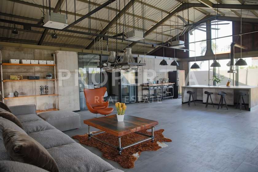 Industrial Inspired Family Home In Kerobokan. Villas in Bali for Sale: Villa in Kerobokan, Bali for 359 Thousands EUR. Leasehold. Main Photo