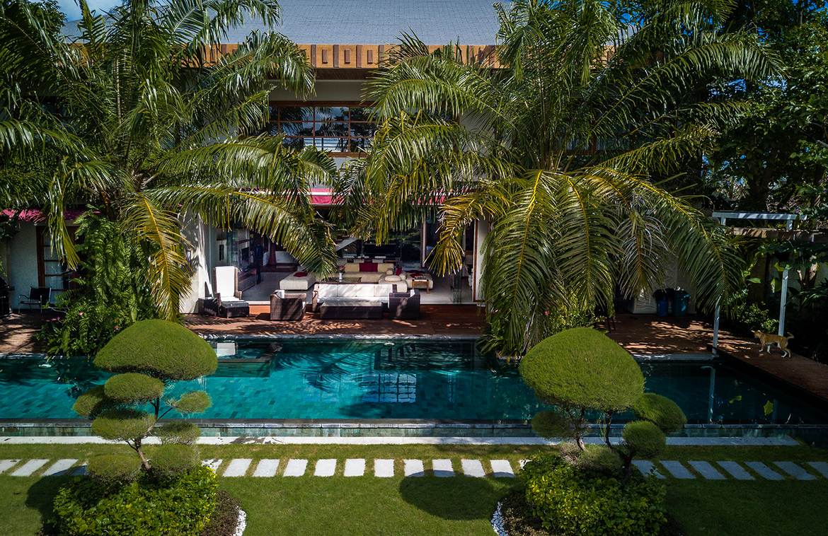 Elegant tropical villa in Umalas with expansive garden. Villas in Bali for Sale: Villa in Kerobokan, Bali for 687 Thousands EUR. Leasehold. Main Photo