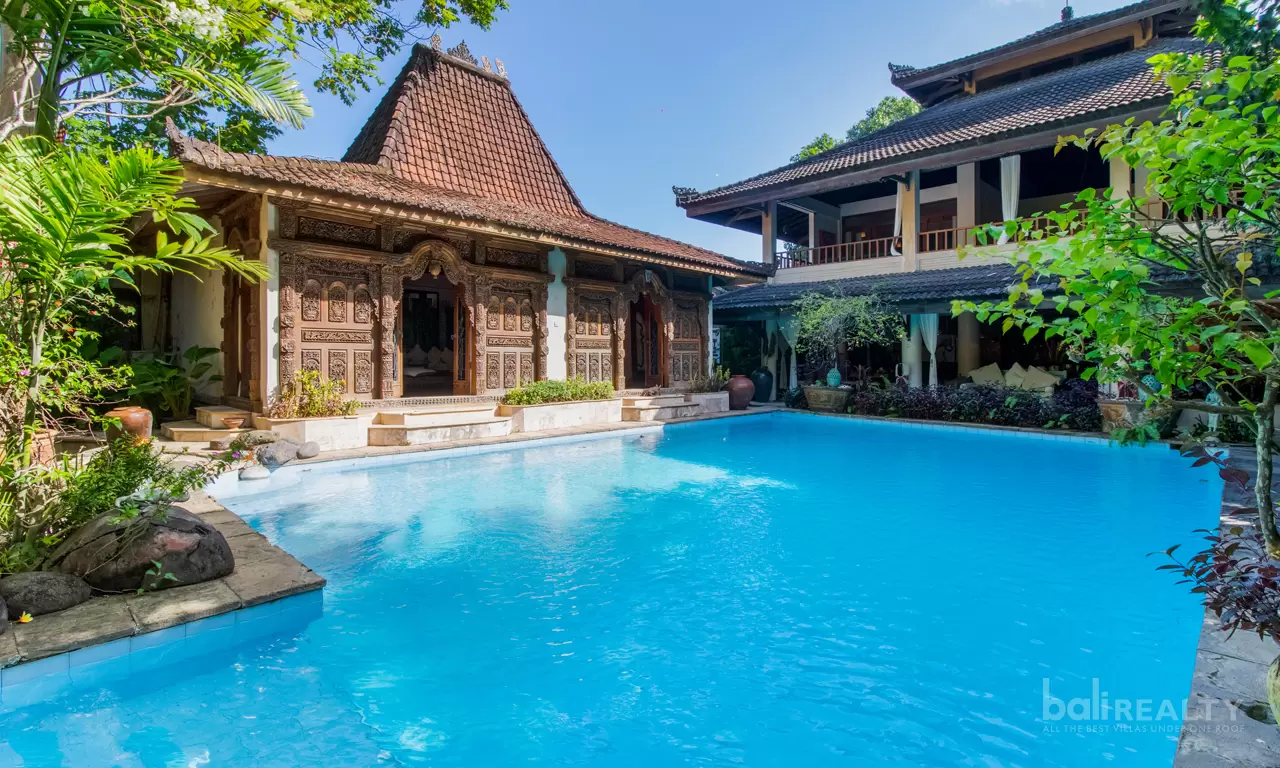 Prime Investment Opportunity: Traditional Joglo-Style Property with 15 Bedrooms in Legian’s Premier District. Villas in Bali for Sale: Villa in Legian, Bali for 400,9 Million JPY. Freehold. Main Photo