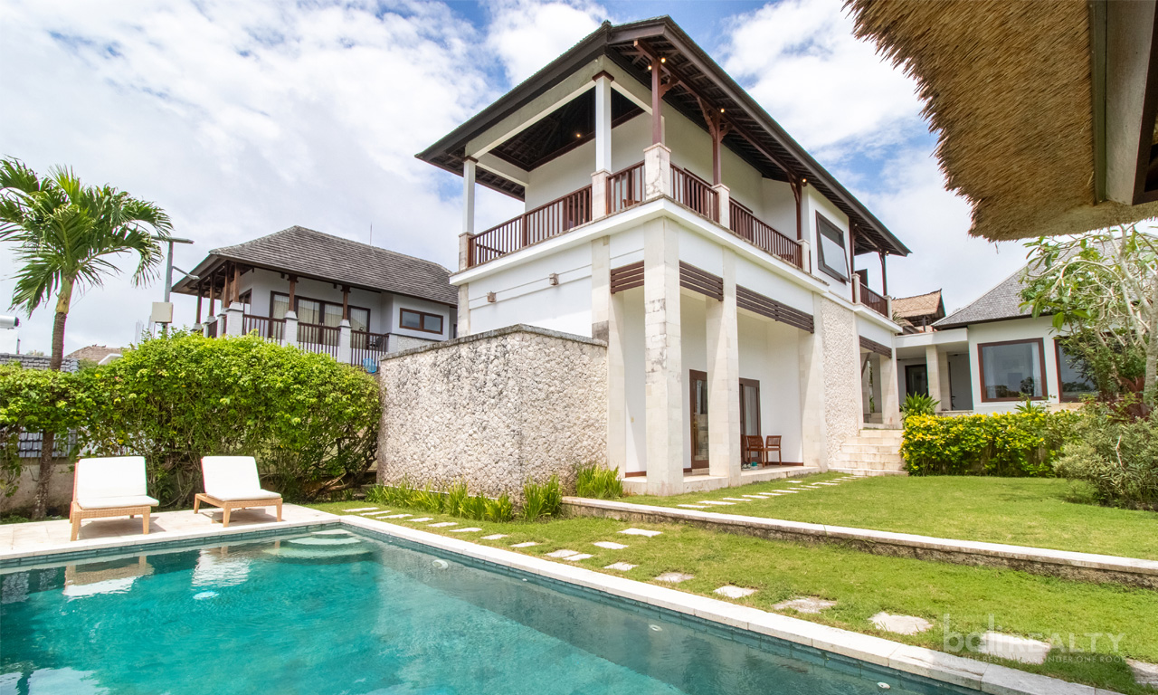 Spacious And Stunningly Designed 3 Bedroom Villa With Sea Views In Nusa Dua. Villas in Bali for Sale: Villa in Nusa Dua, Bali for 21,1 Million PHP. Freehold. Main Photo