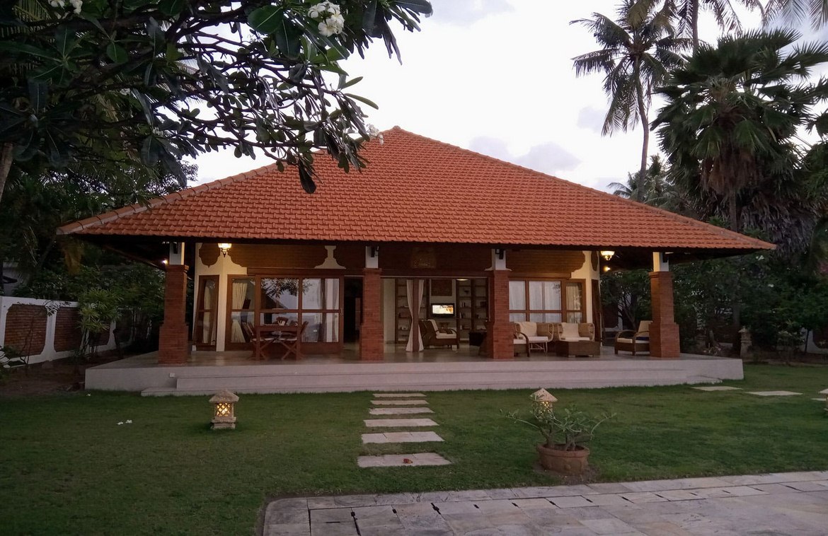 3-bedroom beachfront paradise in North Bali. Villas in Bali for Sale: Villa in North Bali, Bali for 2,6 Million CNY. Freehold. Main Photo