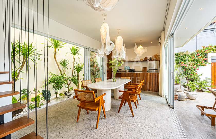 Beautiful Residential Home Bumbak. Villas in Bali for Sale: Villa in Umalas, Bali for 2,0 Million MYR. Leasehold. Main Photo