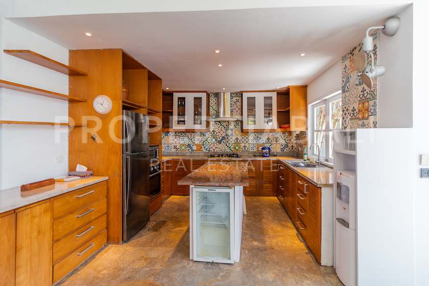 Modern Balinese Family Home In Berawa. Villas in Bali for Sale: Villa in Berawa (Canggu), Bali for 3,2 Million HKD. Leasehold. Main Photo