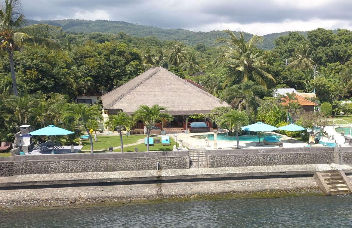 Oceanfront freehold villa in North Bali. Villas in Bali for Sale: Villa in North Bali, Bali for 315 Thousands USD. Freehold. Main Photo