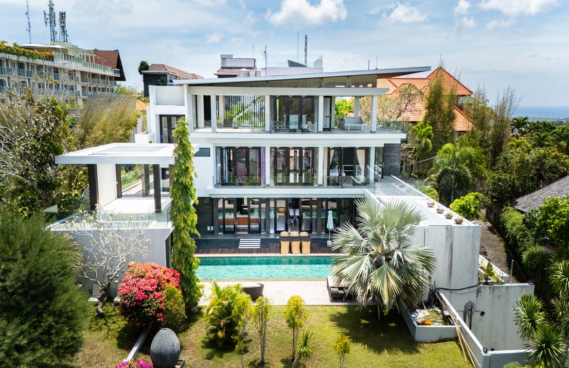 Ultra-chic modern villa with panoramic views of Jimbaran Bay and Benoa. Villas in Bali for Sale: Villa in Bukit South, Bali for 40,0 Billion VND. Freehold. Main Photo