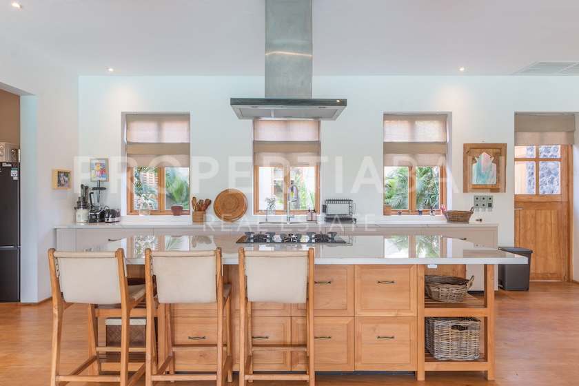 Elegant French-Designed Villa In Pererenan. Villas in Bali for Sale: Villa in Pererenan (Canggu), Bali for 1108 Thousands USD. Leasehold. Main Photo