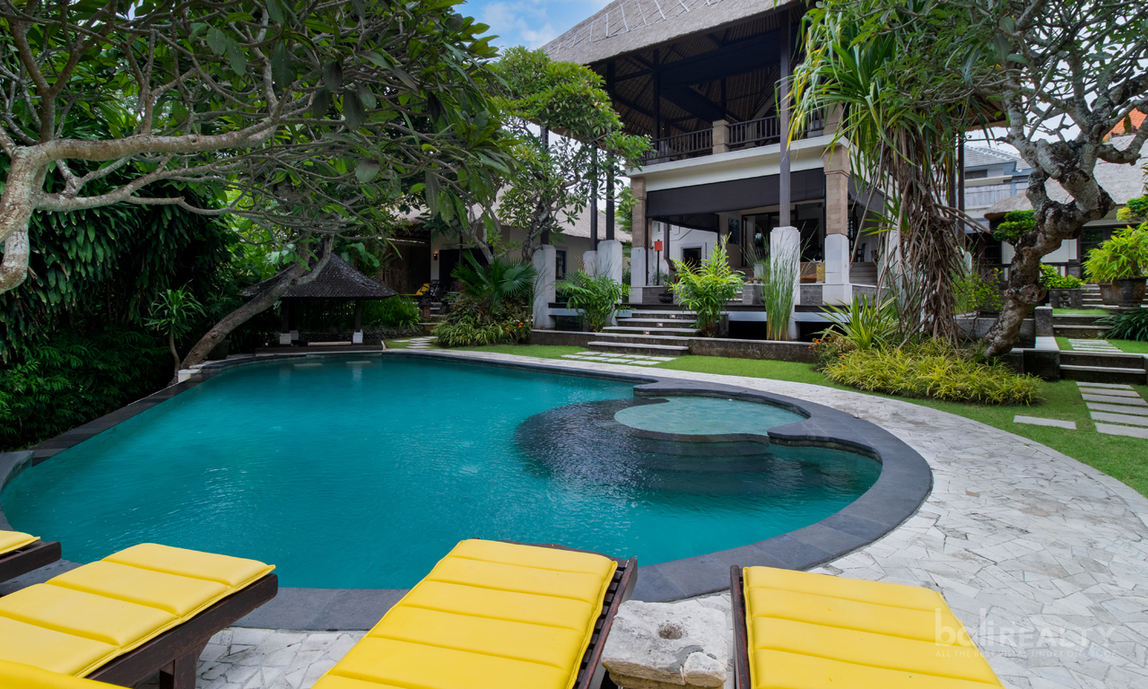 Unparalleled Opportunity: Freehold Four-Bedroom Villa with Deluxe Design on Expansive 1540 sqm Land, Proximity to Sanur Beach. Villas in Bali for Sale: Villa in Sanur, Bali for 1262 Thousands USD. Freehold. Main Photo