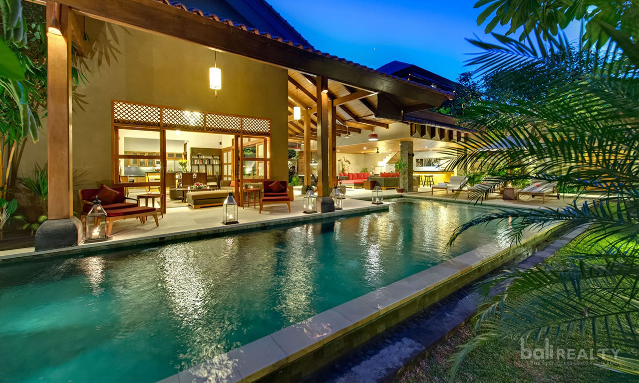 Grandiose Ten Bedroom Villa Complex at the Heart of Seminyak. Villas in Bali for Sale: Villa in Seminyak, Bali for 694,9 Million JPY. Freehold. Main Photo