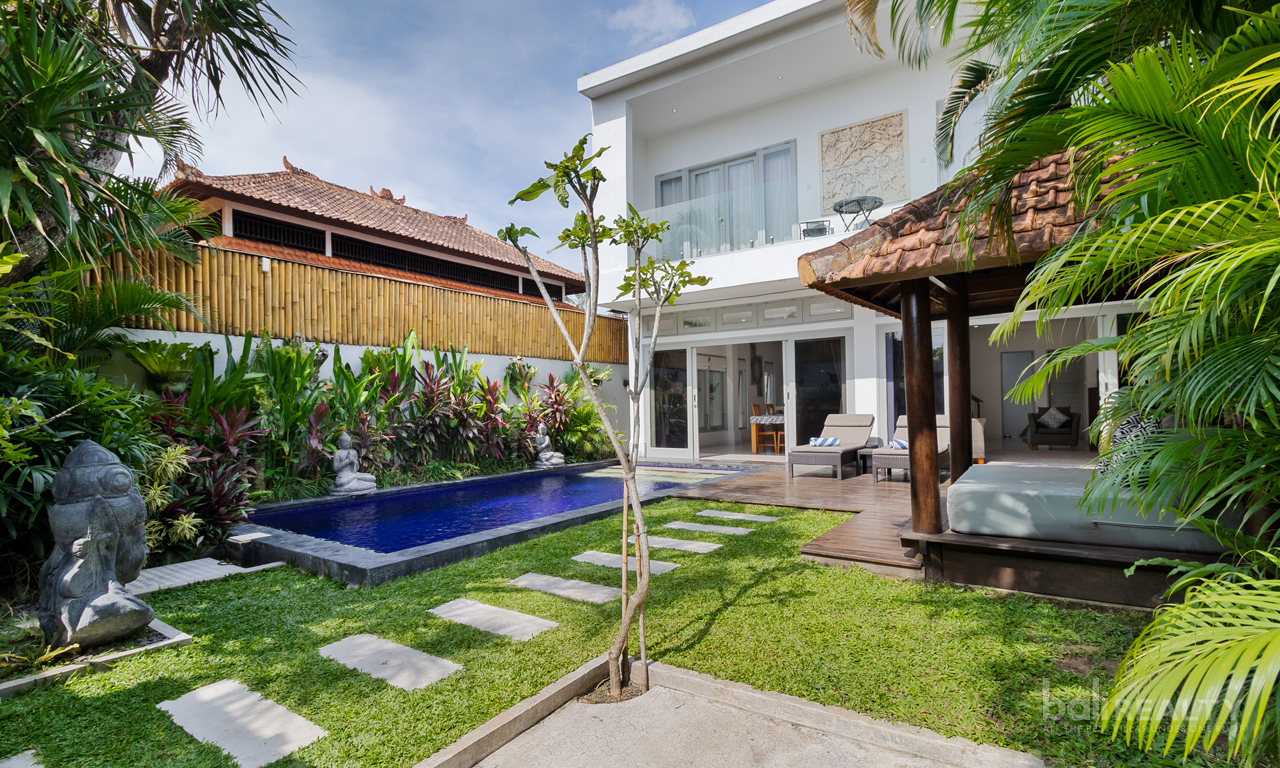 Newly Renovated Double Storey Two-Bedroom Hidden Gem in Central Seminyak – Rarely Offered and Ready Now. Villas in Bali for Sale: Villa in Seminyak, Bali for 4,4 Billion IDR. Leasehold. Main Photo