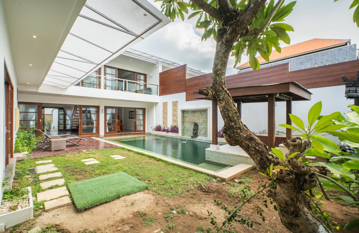 Three bedroom family villa in prime Seminyak for lease. Villas in Bali for Sale: Villa in Seminyak, Bali for 2,6 Million CNY. Leasehold. Main Photo