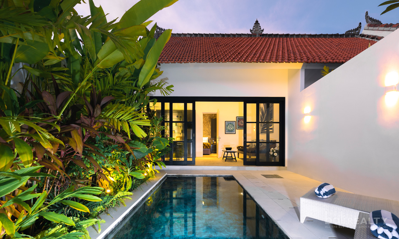 Newly Built Modern Tropical One Bedroom Villa @ Desirable Location. Villas in Bali for Sale: Villa in Seminyak, Bali for 30,5 Million JPY. Leasehold. Main Photo