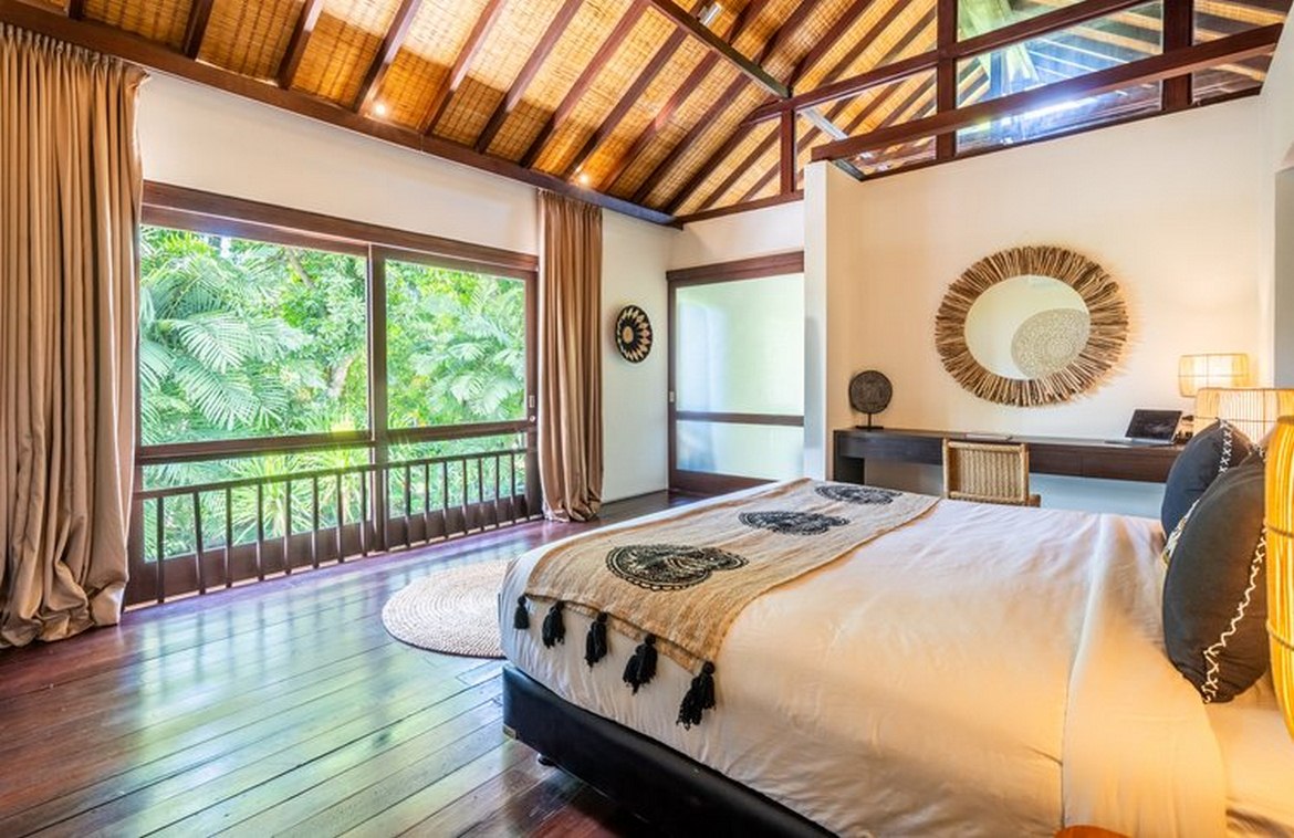 Versatile luxury 5-bedroom freehold villa in Seminyak. Villas in Bali for Sale: Villa in Seminyak, Bali for 4036 Thousands AUD. Freehold. Main Photo