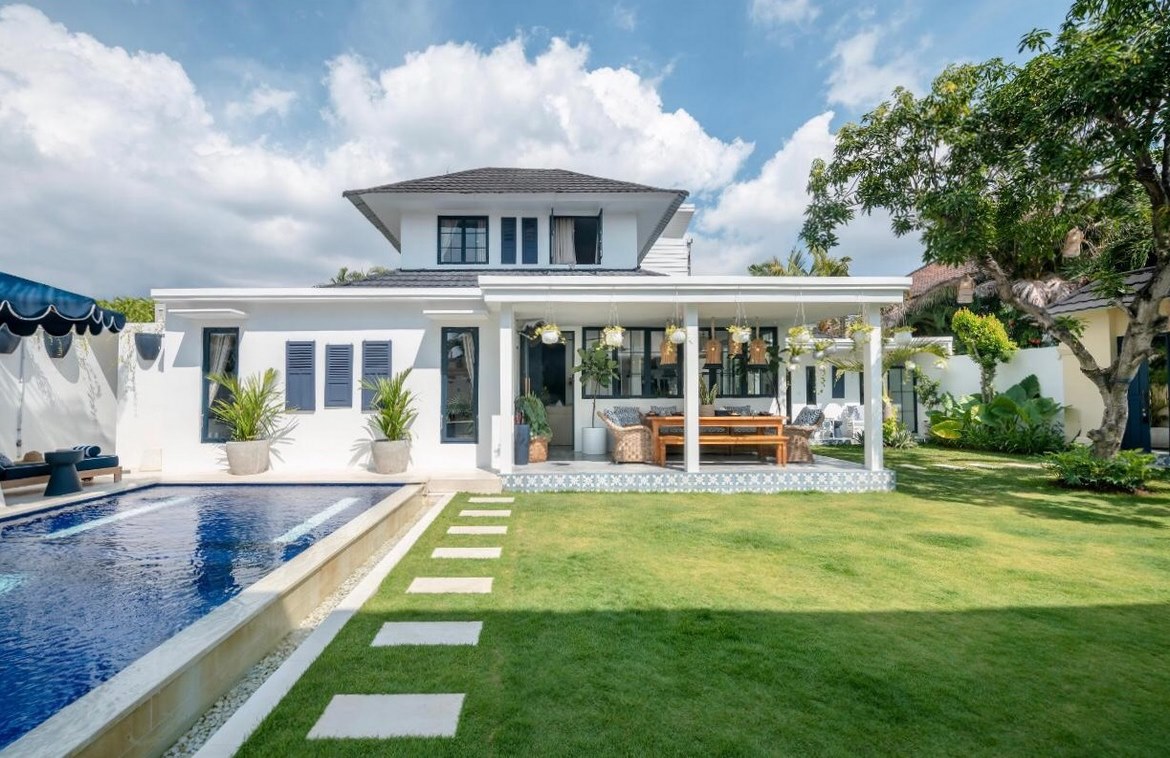 Five bedroom character filled estate in the heart of Seminyak. Villas in Bali for Sale: Villa in Seminyak, Bali for 41,9 Million PHP. Leasehold. Main Photo