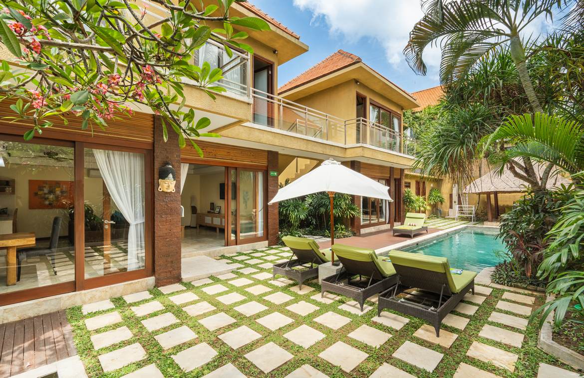 Sophisticated 4-bedroom Seminyak sanctuary for lease. Villas in Bali for Sale: Villa in Seminyak, Bali for 7 Billion IDR. Leasehold. Main Photo