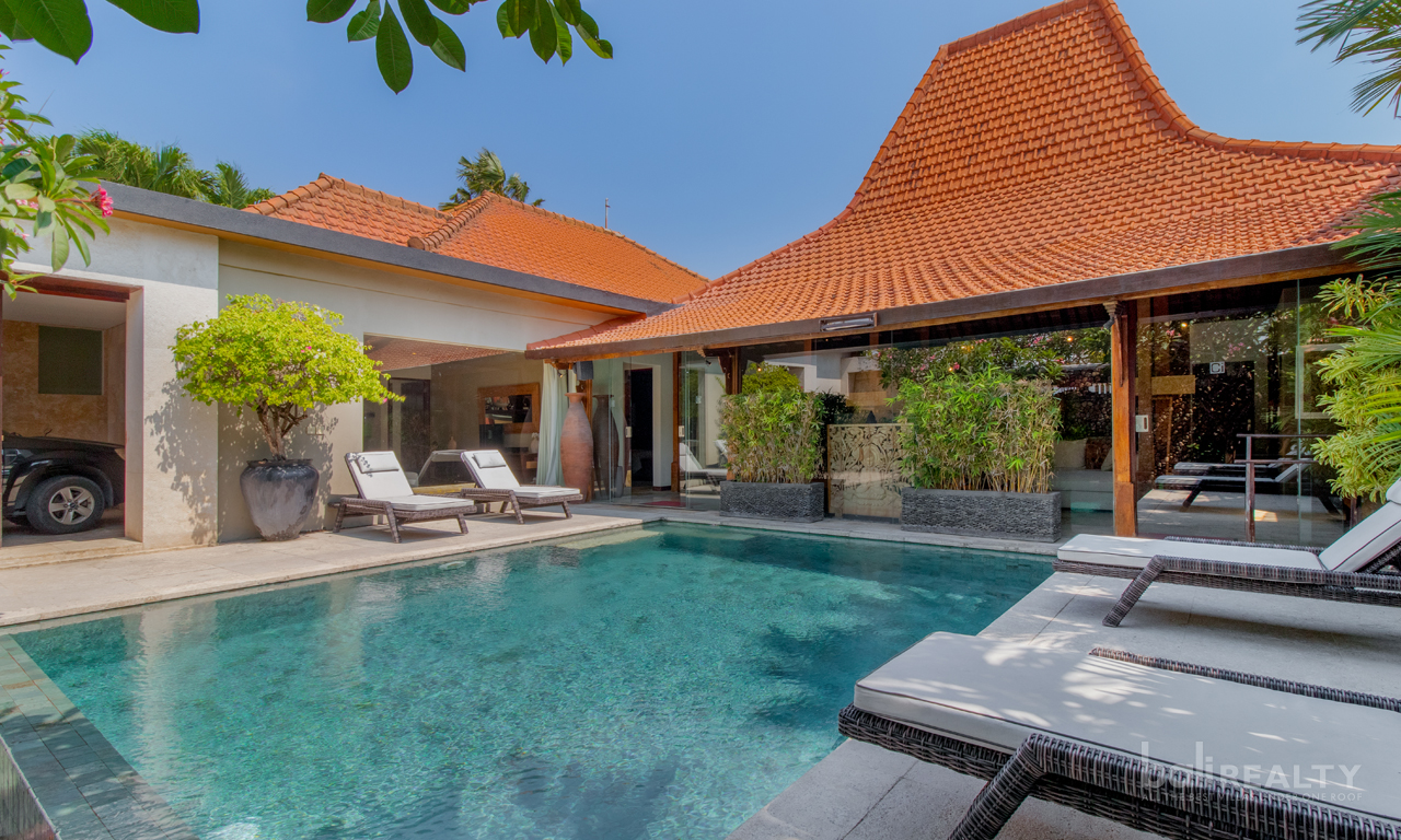 Rare Opporunity; Three Bedroom Joglo Villa in Prime Central Seminyak, Ideal Home or Investment. Villas in Bali for Sale: Villa in Seminyak, Bali for 17,5 Million THB. Leasehold. Main Photo
