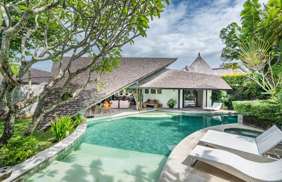 Stunning Designer Villa in Seminyak’s Exclusive Gated Estate. Villas in Bali for Sale: Villa in Seminyak, Bali for 824 Thousands AUD. Leasehold. Main Photo