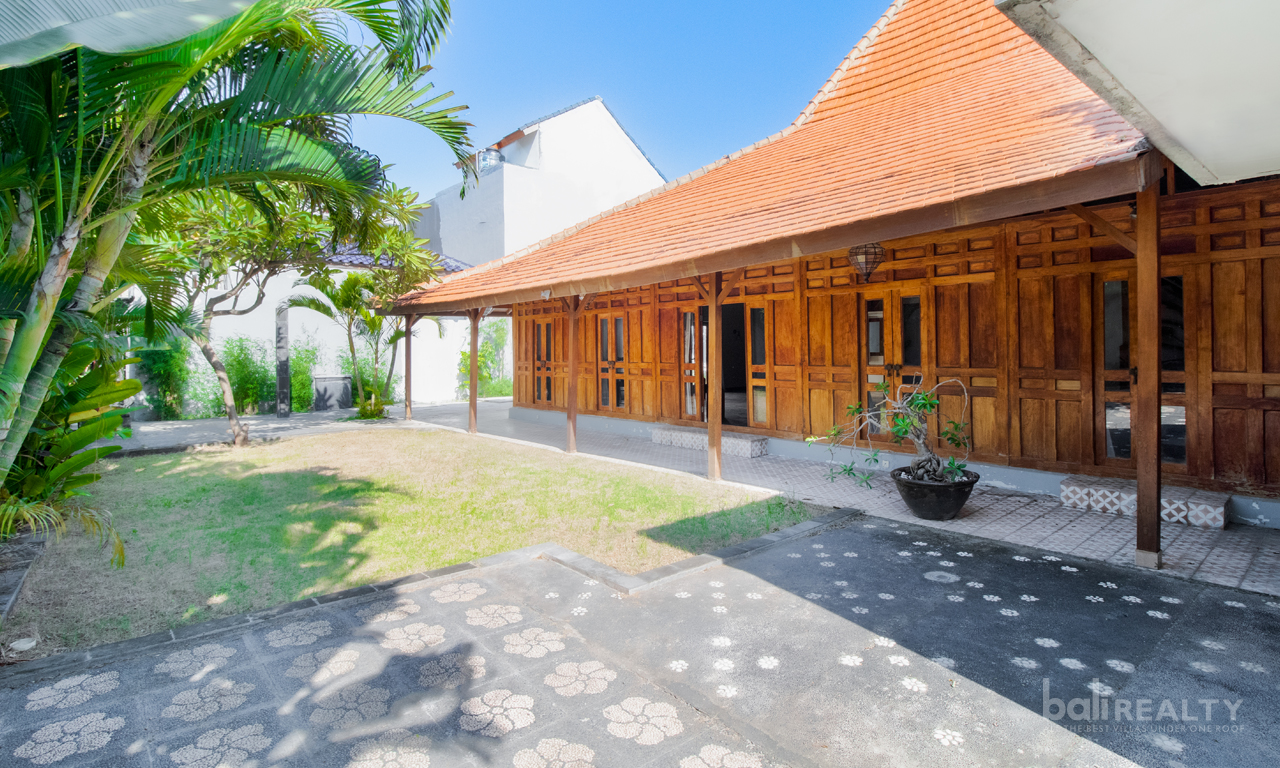 Rare Freehold Investment Opportunity – Joglo Designed Villa on 532sqm, Close to Seminyak Beach. Villas in Bali for Sale: Villa in Seminyak, Bali for 48,9 Million INR. Freehold. Main Photo