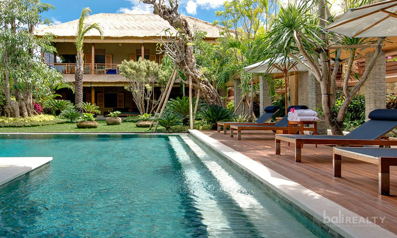 A Splendid Six-Bedroom Freehold Villa in the Heart of Seminyak. Villas in Bali for Sale: Villa in Seminyak, Bali for 218,6 Million RUB. Freehold. Main Photo