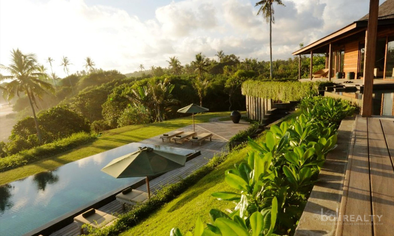 Unique Luxury Beachfront Freehold 3 Bedroom Villa With All The Extras. Villas in Bali for Sale: Villa in Tabanan, Bali for 5,9 Million AED. Freehold. Main Photo