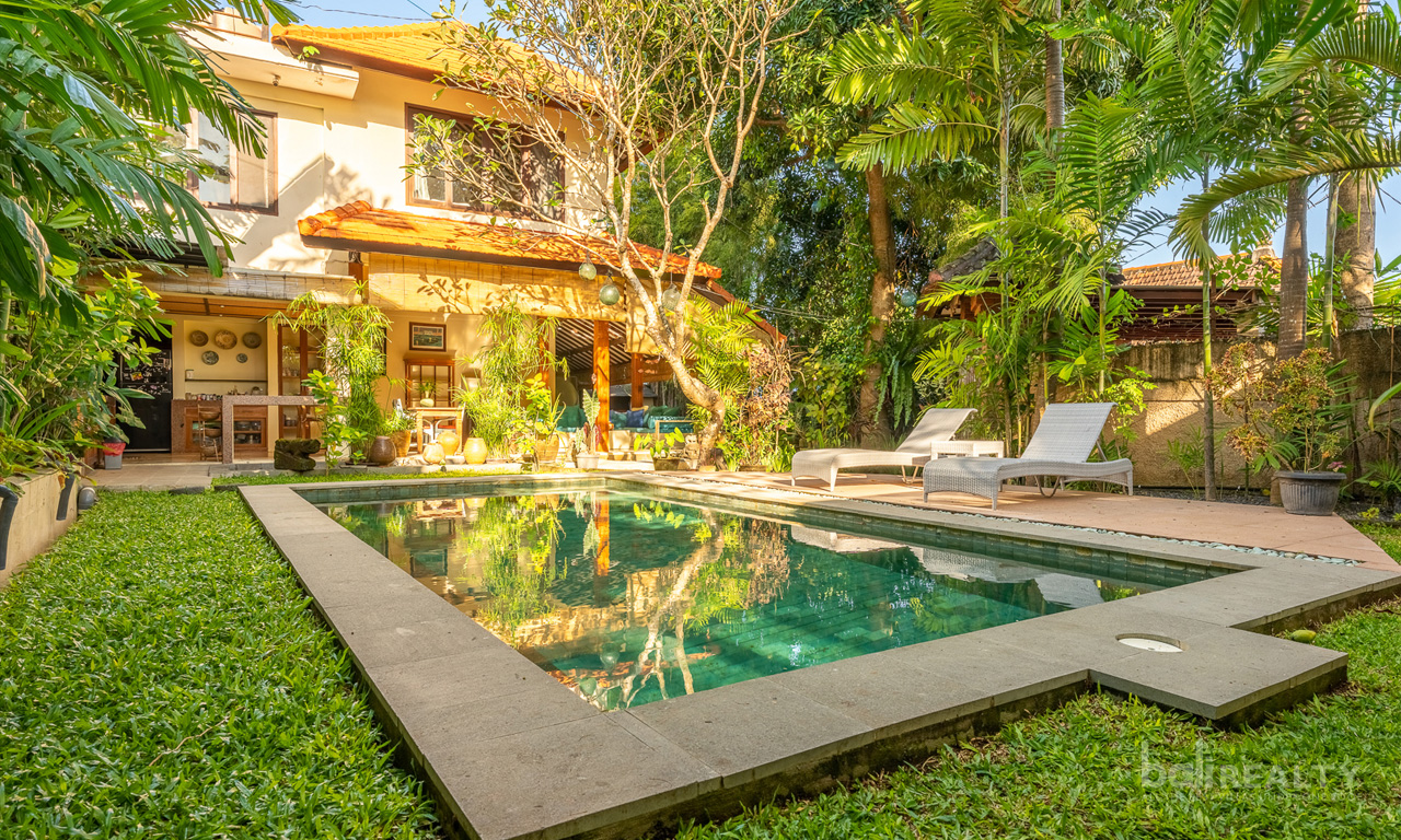 Tropical Villa with Lush Gardens in Central Umalas. Villas in Bali for Sale: Villa in Umalas, Bali for 40,0 Million INR. Leasehold. Main Photo