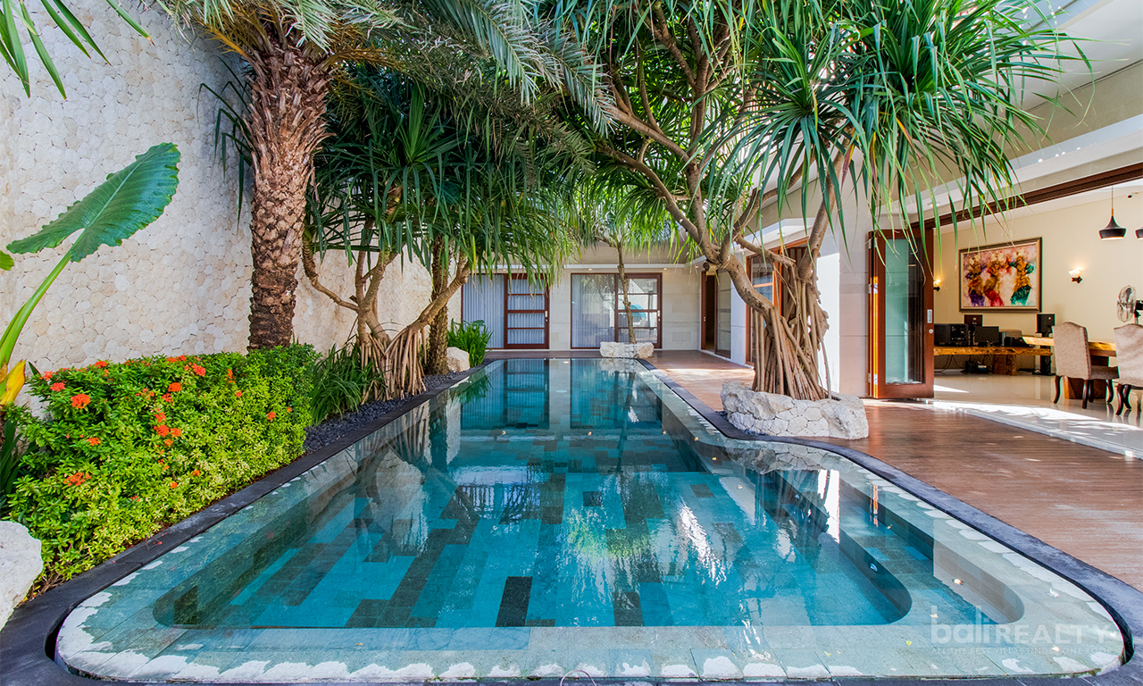 Spacious Classic Home Design Four-Bedroom Villa in Umalas Kerobokan’s Tranquil Neighborhood. Villas in Bali for Sale: Villa in Umalas, Bali for 2,5 Billion IDR. Leasehold. Main Photo