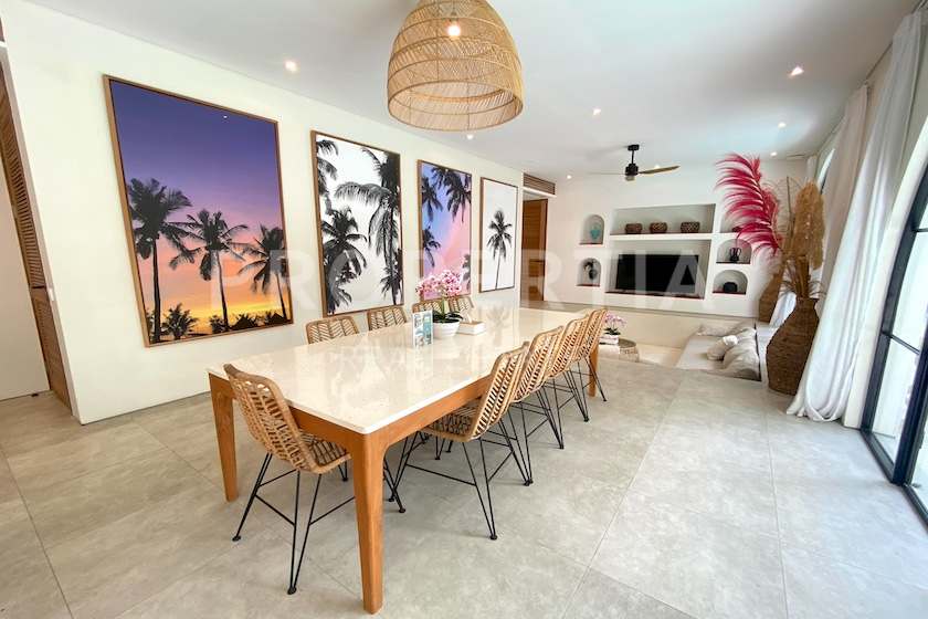 Stunning Tropical Masterpiece In Umalas. Villas in Bali for Sale: Villa in Umalas, Bali for 19,5 Billion IDR. Freehold. Main Photo