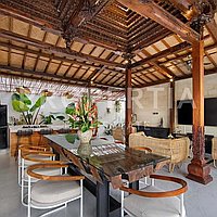 Timeless Tropical Villa In The Heart Of Canggu. Villas in Bali for Sale: Villa in Canggu, Bali for 16 Billion IDR. Leasehold. Preview of main photo