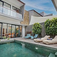 Elegant living with rice field views in Padonan. Villas in Bali for Sale: Villa in Canggu, Bali for 32,7 Million JPY. Leasehold. Preview of main photo