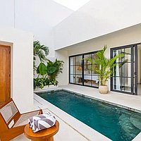 Charming 1-bedroom villa with rooftop in north of Tumbak Bayuh. Villas in Bali for Sale: Villa in Canggu, Bali for 4,5 Million THB. Leasehold. Preview of main photo