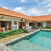 Spacious and tranquil 4-bedroom villa in Buduk . Villas in Bali for Sale: Villa in Canggu, Bali for 9,1 Billion IDR. Leasehold. Preview of main photo