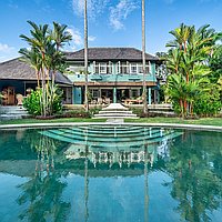 A timeless blend of traditional elegance and modern luxury in Kerobokan. Villas in Bali for Sale: Villa in Kerobokan, Bali for 1735 Thousands NZD. Leasehold. Preview of main photo